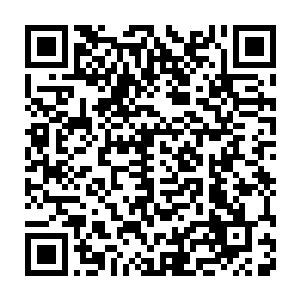 兰云曦用指挥棒在一张放大的塞尔内斯战区的航空地图上的西北角二维码生成