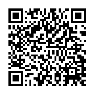 冷傲……眼睛不由自主地飘向了他身上的这件简简单单的白衬衫二维码生成