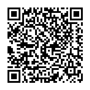 几个身上衣服简单的几乎跟没有差不多的美女正轻轻的给两个男人按摩着二维码生成