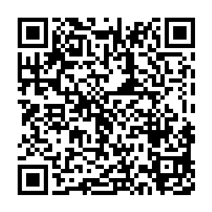 几座箭塔和一个此刻堆满了各种建筑材料和器材的城堡的广场之后二维码生成