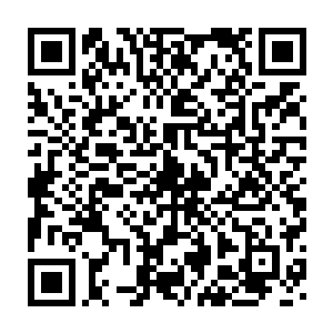 刚刚和塞顿交手的那个血狼部落的十级强战士缓缓的走到了对决的沙场二维码生成