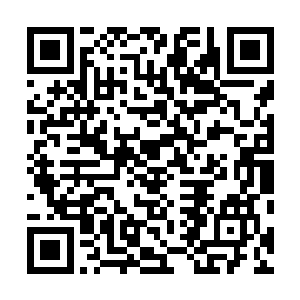 刚才那一下恐怕不会只是落在他旁边的桌子上那么简单了二维码生成