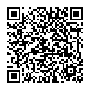 刚才那两个物业工人正在给这开敞式的样板间办公室装玻璃隔断和二维码生成