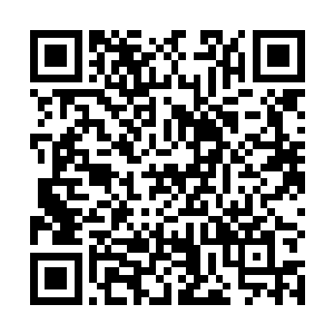 却从兜里摸出一张金光闪闪的名片放在了武传河的面前二维码生成