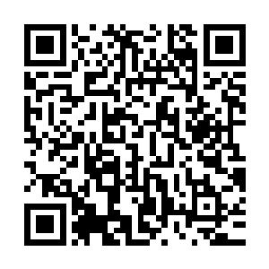 厨房里传來炒菜的声音 一个漂亮的妇人正坐在沙发上看着电视二维码生成