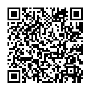 又变戏法似的抽出一支笔让秦洛帮忙在丝帕上签名――反正她准备好了二维码生成