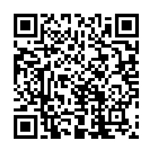 又飞快地捧了早就准备在一旁箱笼上的男式的里衣递过去二维码生成