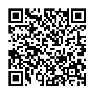 双掌戴着的银白金属手套正被一缕缕深沉幽黑的魔气缠绕捆绑二维码生成