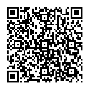 古印第安人脑袋上插着羽毛嗷嗷的叫着去偷袭正在迁徙的野牛群以获得足够的食物二维码生成