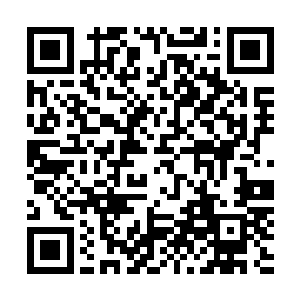 另一只手摸索着就从他皮带的与皮肤的缝隙里滑了进去……二维码生成