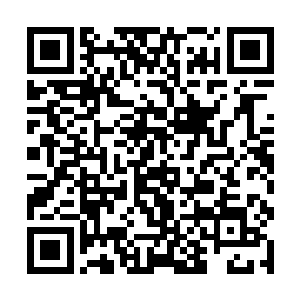 另一手却无意识的扶到了甘梅那半边巨硕无比的傲峰二维码生成