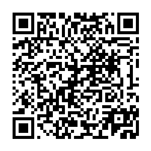 另外一人负责将朱平安桌上的笔墨纸砚等所有物什全都收到所提的篮子里二维码生成