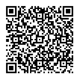 只是明显感觉手上提着的金属仿真手枪沉甸甸的没有那样颤抖……也许这种模拟杀人的过程二维码生成