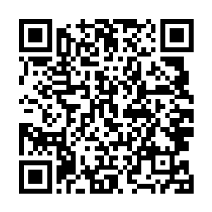只见杜维在抽屉里翻了翻顿时拿出了一张名片交给了苏凡二维码生成