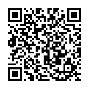 可在轻微露水的路面上在手电光的反射下明显的印记着几个脚印二维码生成