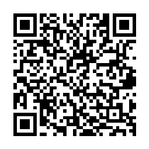 可是很快他就被眼前的的大殿中的金字塔上面的兵器吸引住了二维码生成