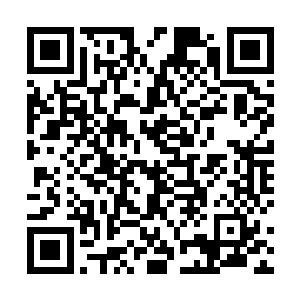 可是梁佳佳在上到一半时已经忍不住拿出手机聊微信了二维码生成