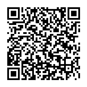 后背上画着红十字的救援人员用激光切割机切开已经完全成了一团的舱门二维码生成