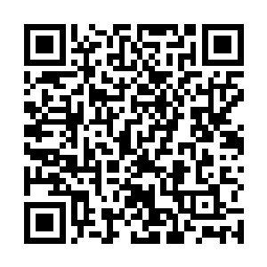 周芯用军刀小心翼翼的插入段玉玲脚底然后用力的压着二维码生成