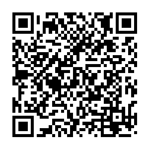 商店门口穿着性感内衣的米兰达可儿的画像被直接撞得飞了出去……二维码生成