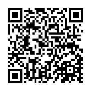 四个小混混正坐在大排档角落的一张桌子上小声议论着什么二维码生成