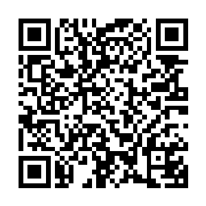 四周这可怕的寒气已经在他身体表面上凝结成了一层薄薄的冰晶二维码生成