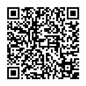 因为这男人长的和躺在棺木里的老乔治可以说几乎就是一个模子里倒出来的二维码生成