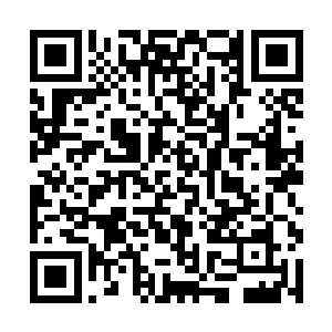 圆心跟户外桌子插着太阳伞撑一样插着一根顶天钢管二维码生成