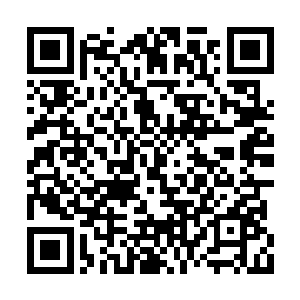 在他能带着足够的巨型弩箭爬到飞艇的顶部位置二维码生成