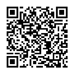 在代表病房楼的建筑物上有一个红点正在不断的模拟向外发二维码生成