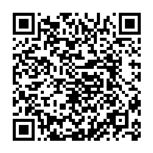 在外人看来正常的不能再正常的在大庭广众下牵手也是难以接受的二维码生成