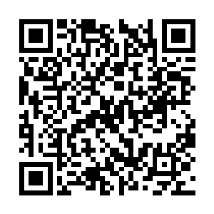 在对方无辜眼神的注视之下弯腰准备把佛珠捡起来二维码生成