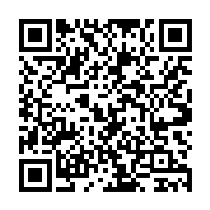 在把名片送到张生手上时长长指甲轻轻搔了搔张生手心二维码生成