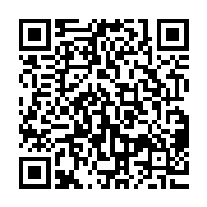 在水中拿起了她纤细而娇嫩的手放在了那个无耻的正在坚挺的二维码生成