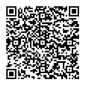 在背面用了整整一版刊登卫皇集团董事局主席的公子赵恒斌即将和湖州市工商银行行长何红安的女儿何晴喜结连理二维码生成