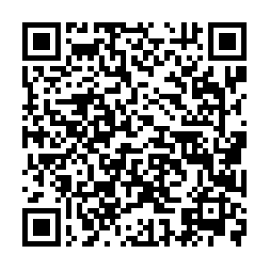 外边一辆闪着警灯的黎明越野吉普车嘎的一声刹在了门口把他们几个带上车二维码生成