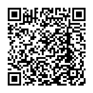 夜玄烨脸不红气不喘的看着面前已经被他当成猴一样玩了十几分钟的三人二维码生成