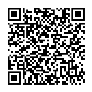 大家一看这才注意到雕像的另一只原本是下垂的手正在很缓慢的上抬着二维码生成