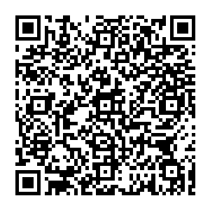 大家都是聚集在旁边摄像机拍摄不到的平台上――这是一个用铁板架在钢筋支撑架之间形成的一个二维码生成