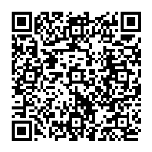 如果非要在他平凡的五官和矮小的身材上寻找到一丝亮点或者说是与众不同之处的话二维码生成