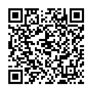 娜塔莎俯身把手肘趴在向婉的桌上瞟了一眼上面满目的俄文二维码生成