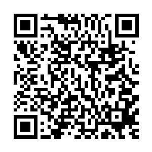 娜塔莎操控直升机在人数众多的受灾民众头上几十米低空掠过二维码生成
