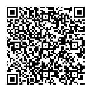 孔老爷子又在藏在窝棚里的一个木箱子中取出了两件破旧的军大衣给苏虎和聂大娘披在了身上二维码生成