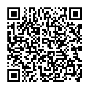 安娜夫人穿着一双凉鞋和一身刚刚盖到大腿根部的半透明的蕾丝睡衣二维码生成