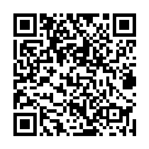 宋洞明习惯性用拇指和食指摩挲着腰间悬佩的一枚玉坠二维码生成