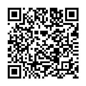 完完整整地展现在了街上那些警察和警戒线后的市民二维码生成