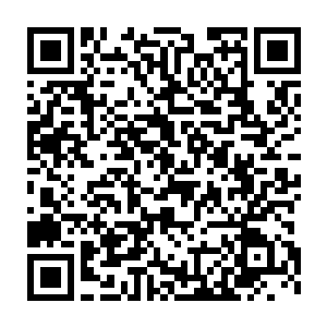 家境殷实的武者考生拿着从妖兽山采集到的磨刀砾石在县衙门口磨兵器二维码生成