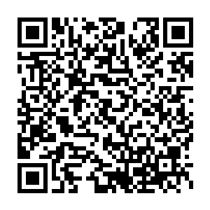 宽宽的黑腰带和亮亮的长靴完美诠释了为什么有那么多人钟爱制服二维码生成