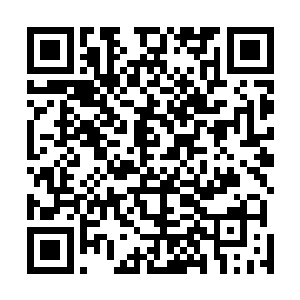将绸缎般的黑色长发简单的用一根翡翠簪子挽成一朵发髻二维码生成