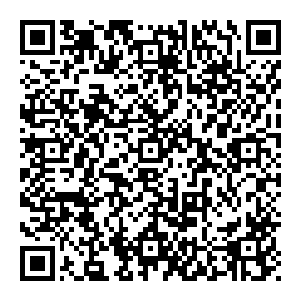 就在吴媚唱歌的时候 吴媚的直播间的页面突然自动刷新了一下 当页面再次出來的时候 直播间里多了一个亮闪闪的方框二维码生成